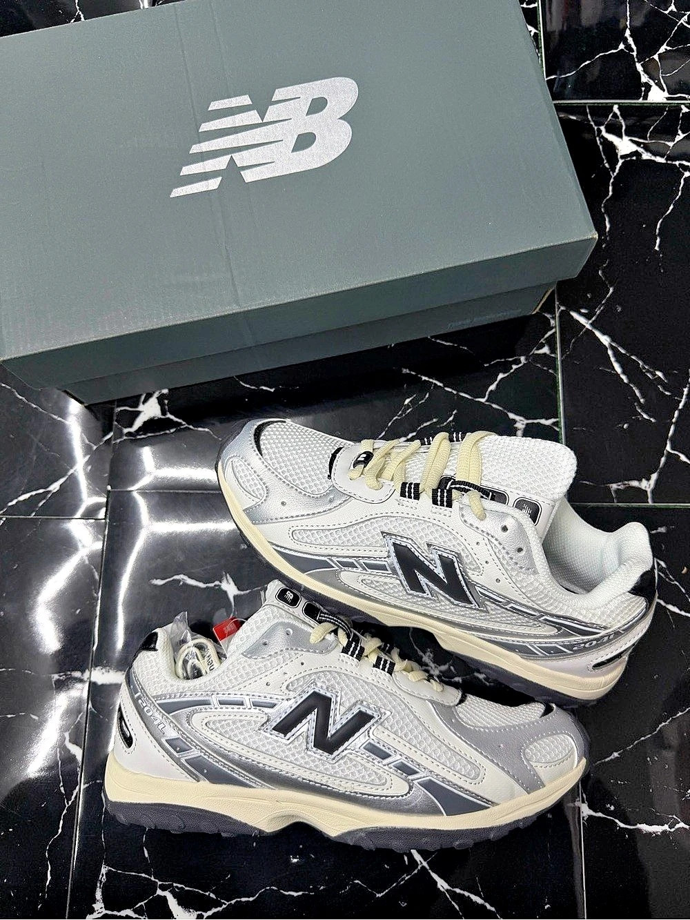 New Balance 204L